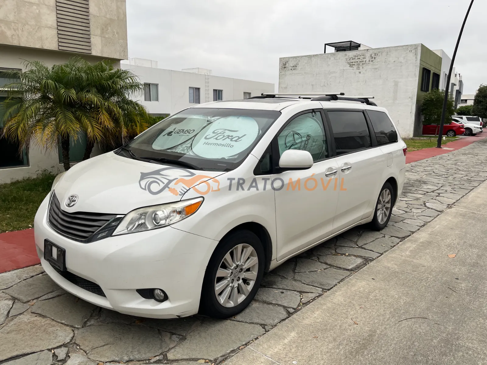 Sienna 2015 XLE - Image 03 (September 9, 2026)